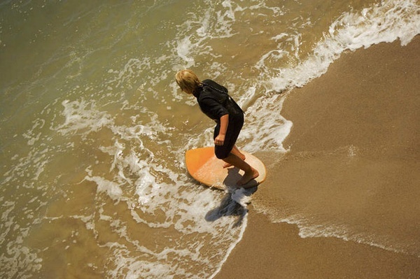 沙 板 體 驗 原價：128元/小時 現價：1元起拍  Skimboard，淺灘沖浪有些沖浪和滑板相同的共性，