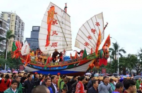 【多圖】震撼！國家非遺“送王船”在海滄鐘山舉行！大雨也澆不滅海滄人的熱情！?。? title=