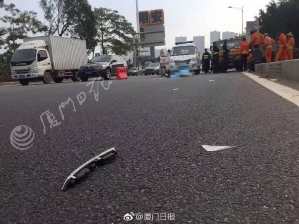 悲痛！翔安隧道收費站口突發車禍，女司機跪在死者尸體前哭喊對不起......