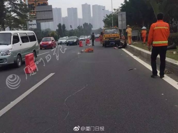 悲痛！翔安隧道收費站口突發車禍，女司機跪在死者尸體前哭喊對不起......