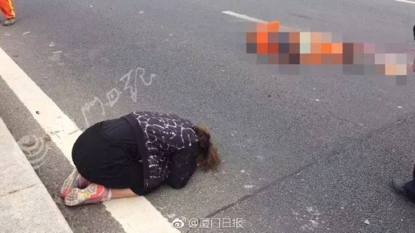 悲痛！翔安隧道收費站口突發車禍，女司機跪在死者尸體前哭喊對不起......